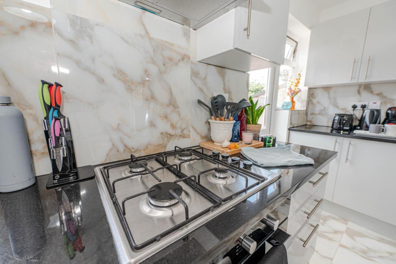 4 Bedrooms,2 Bathrooms House With Free Parking Plumstead  Dış mekan fotoğraf