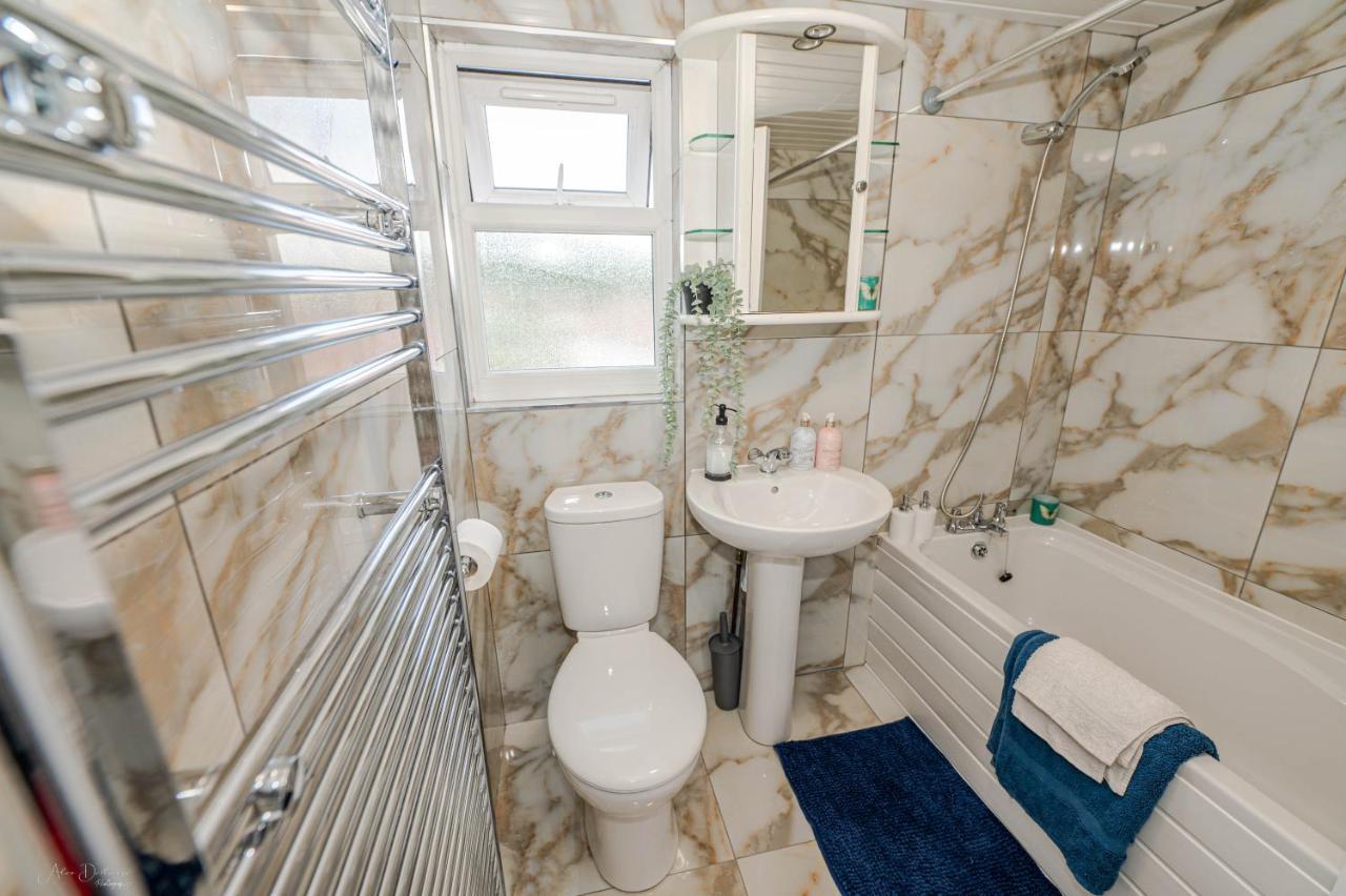 4 Bedrooms,2 Bathrooms House With Free Parking Plumstead  Dış mekan fotoğraf