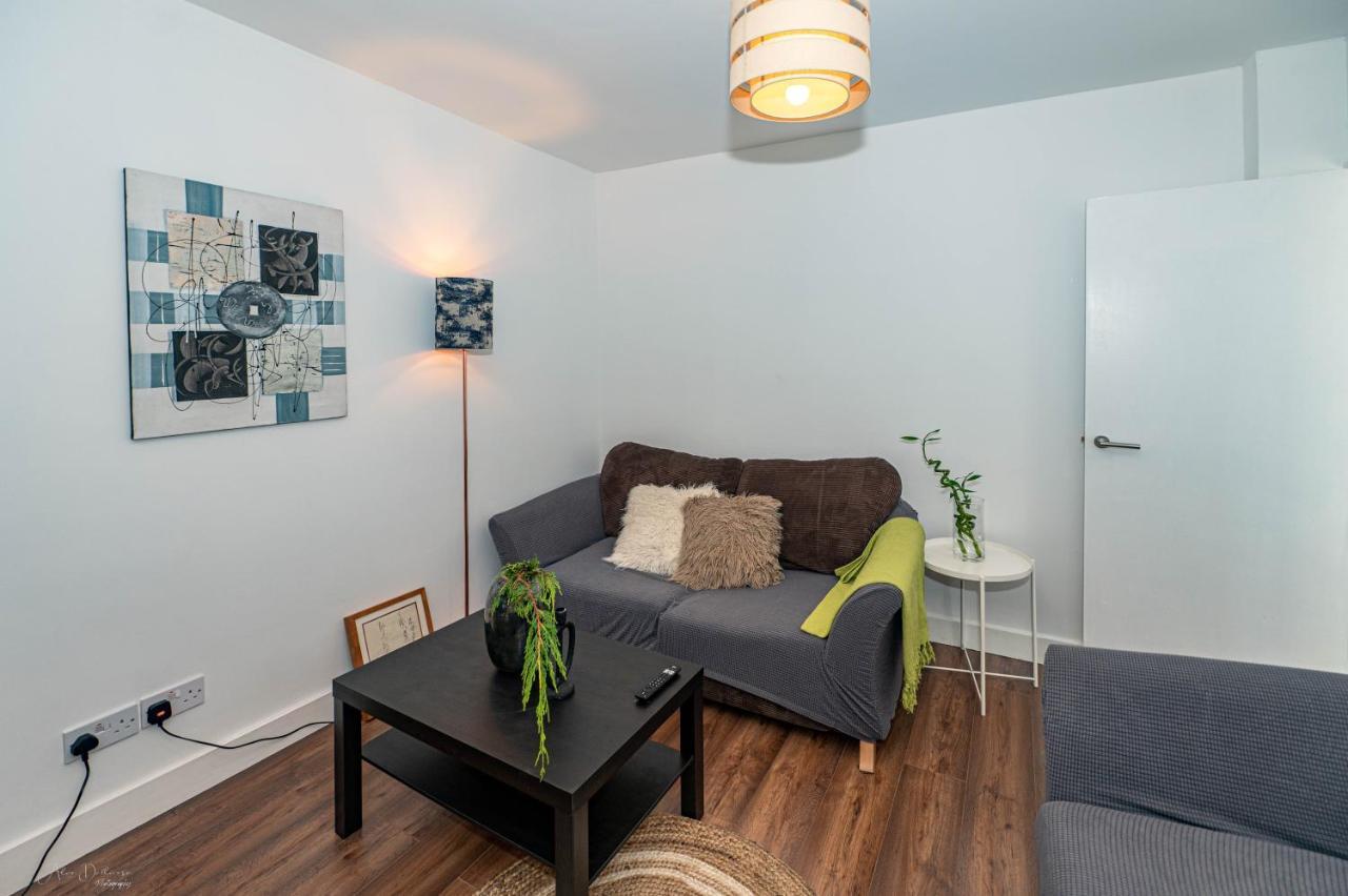 4 Bedrooms,2 Bathrooms House With Free Parking Plumstead  Dış mekan fotoğraf