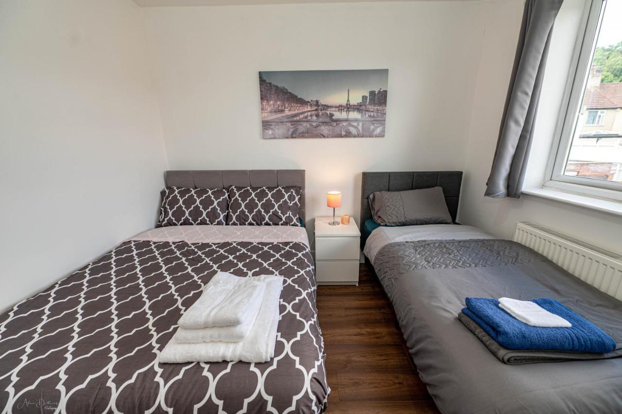 4 Bedrooms,2 Bathrooms House With Free Parking Plumstead  Dış mekan fotoğraf