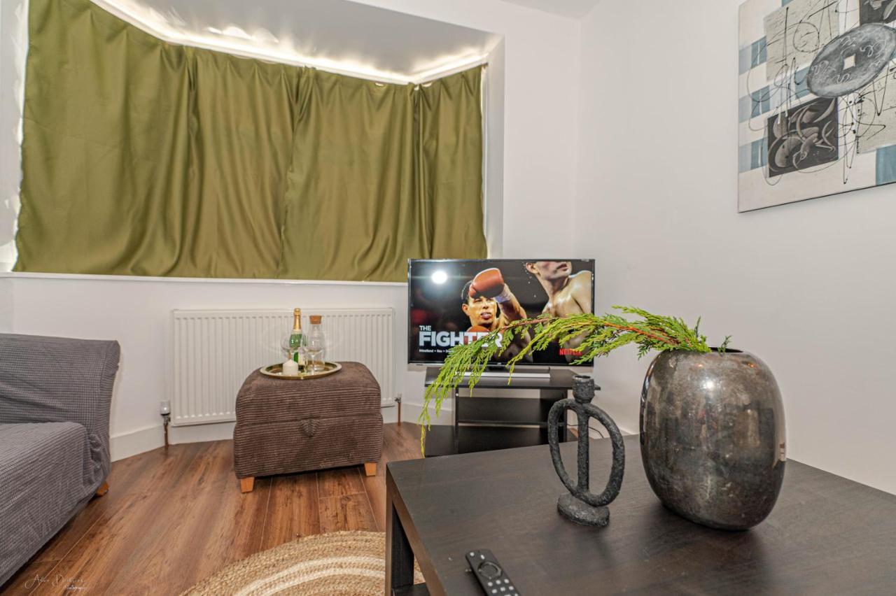 4 Bedrooms,2 Bathrooms House With Free Parking Plumstead  Dış mekan fotoğraf