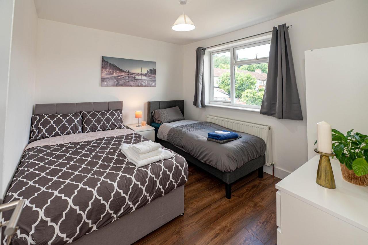 4 Bedrooms,2 Bathrooms House With Free Parking Plumstead  Dış mekan fotoğraf