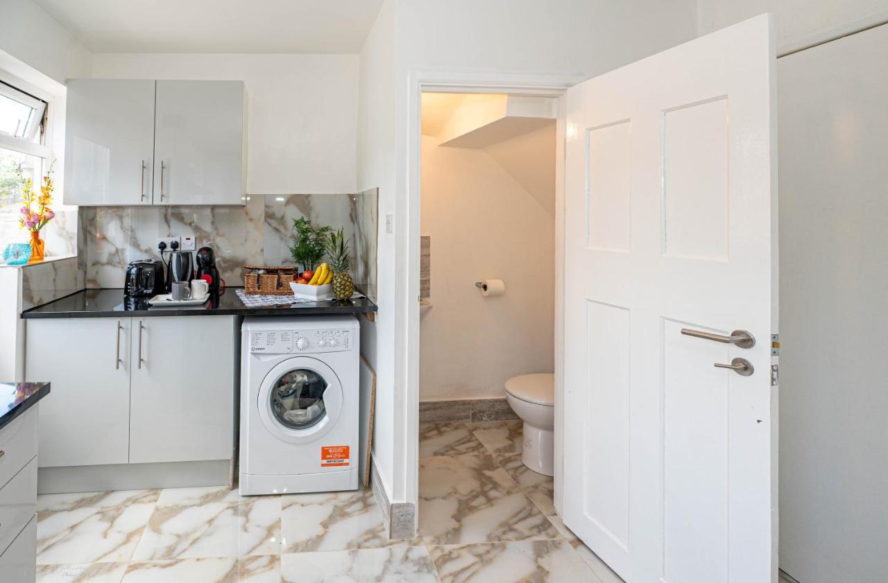 4 Bedrooms,2 Bathrooms House With Free Parking Plumstead  Dış mekan fotoğraf