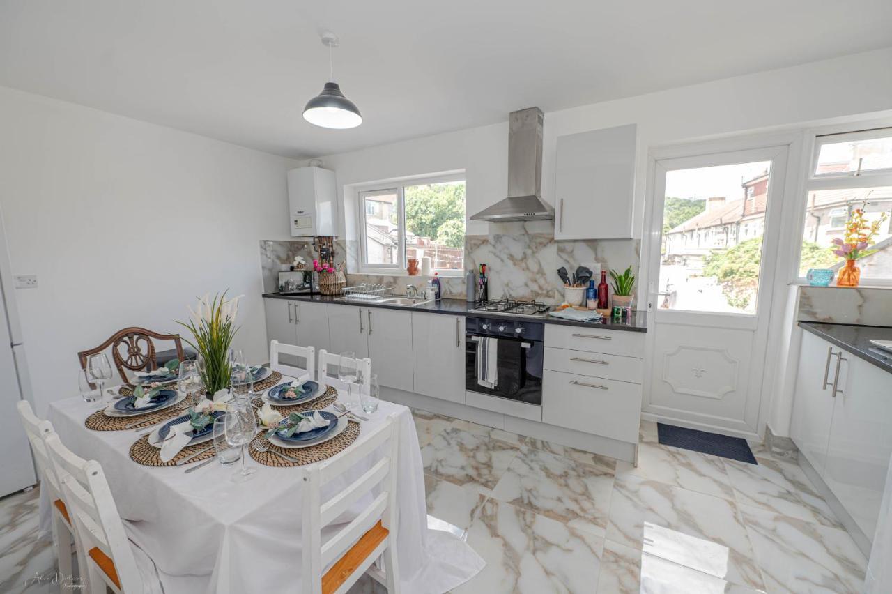 4 Bedrooms,2 Bathrooms House With Free Parking Plumstead  Dış mekan fotoğraf