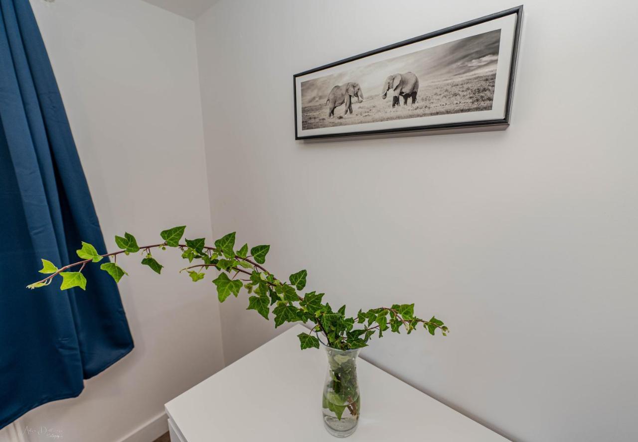 4 Bedrooms,2 Bathrooms House With Free Parking Plumstead  Dış mekan fotoğraf