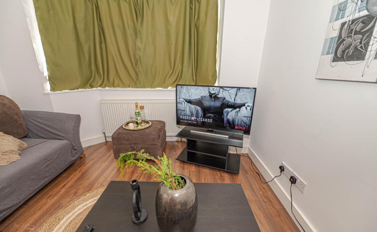 4 Bedrooms,2 Bathrooms House With Free Parking Plumstead  Dış mekan fotoğraf